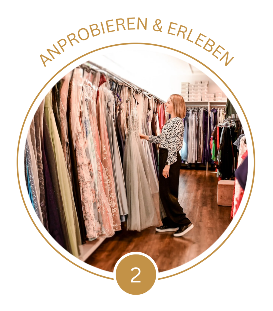 Auswahl verschiedener Brautkleider bei der Anprobe in der Brautboutique Neumünster