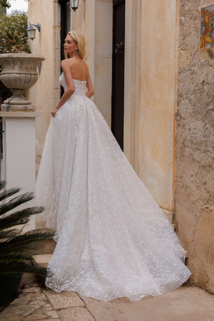 Prinzessinnen-Brautkleid mit Spitze und langer Schleppe in der Brautboutique Neumünster