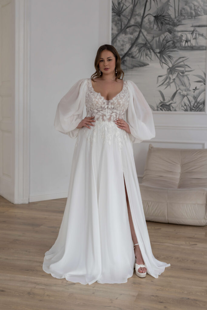 Curvy Brautkleid mit langen Ärmeln und Beinschlitz