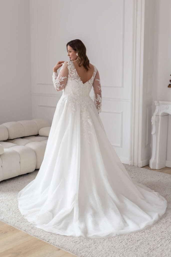 Curvy Brautkleid mit Spitzenärmeln und langer Schleppe