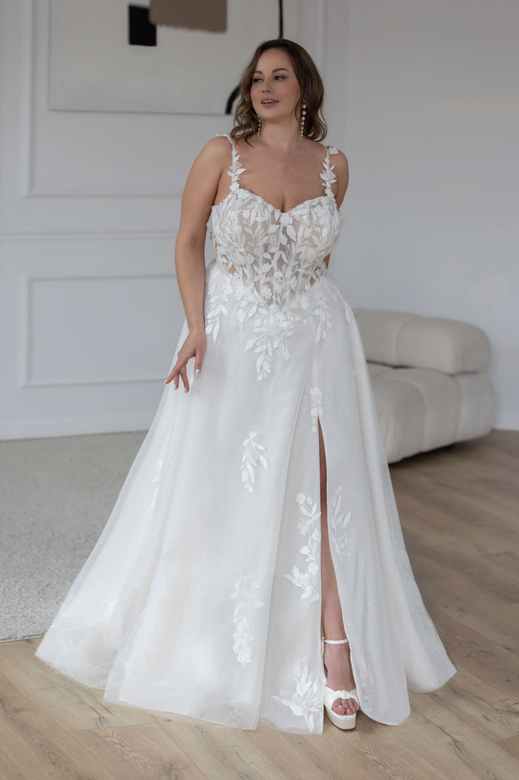Curvy Brautkleid mit Spitze und Beinschlitz