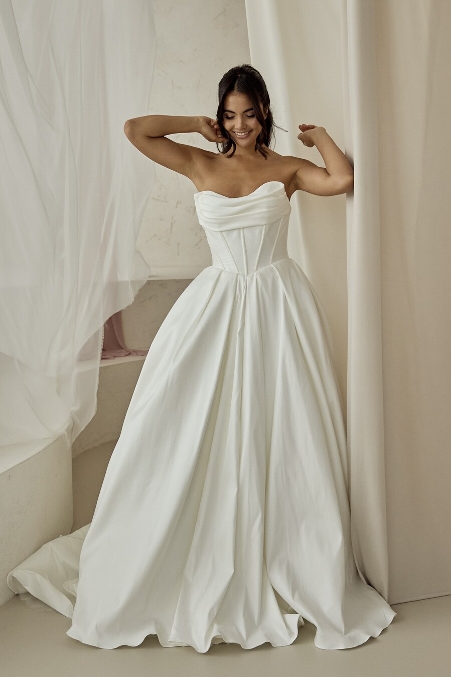 Clean Brautkleid mit schlichtem, weitem Rock