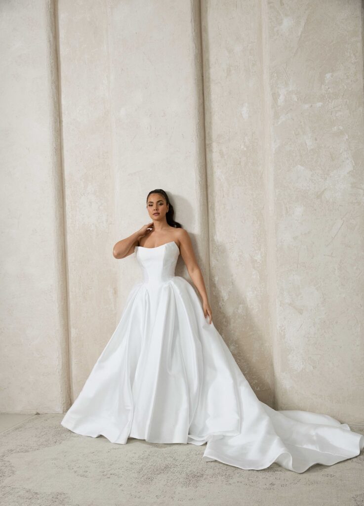 Clean Brautkleid mit schulterfreier Corsage und voluminösem Rock