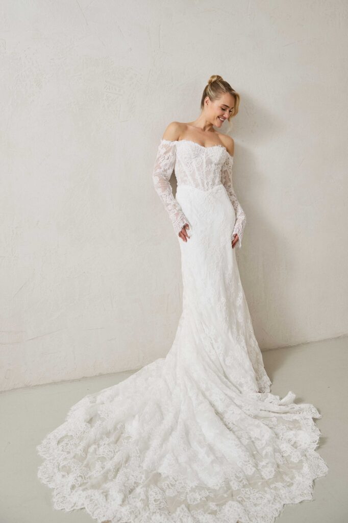 Fit & Flair Brautkleid mit Spitze, langen Ärmeln und Schleppe in der Brautboutique Neumünster