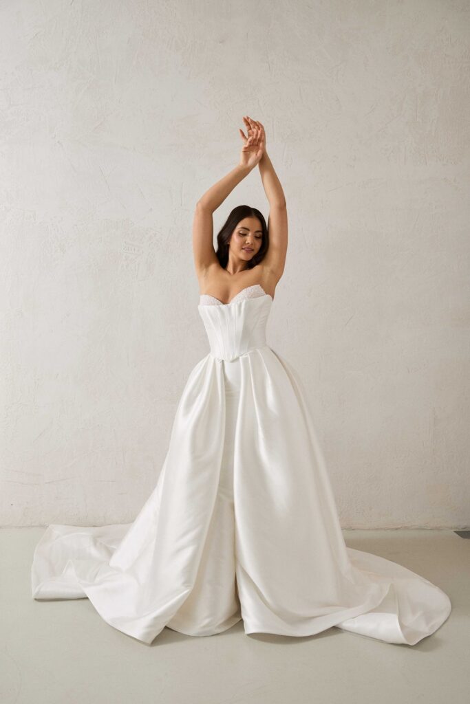 Clean Brautkleid mit Corsage, weitem Rock und langer Schleppe