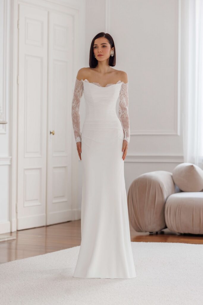 Schlichtes Brautkleid mit langen Spitzenärmeln und figurbetonter Silhouette