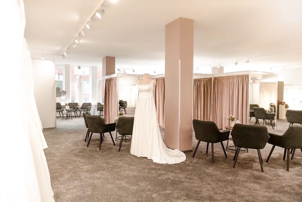 Anprobe Verkaufsraum Brautkleider Brautschuhe