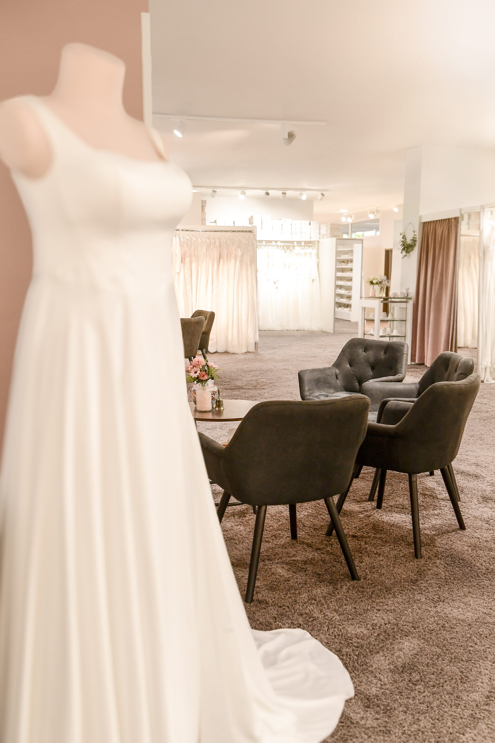Innenansicht der Brautboutique Neumünster mit Beratungsbereich