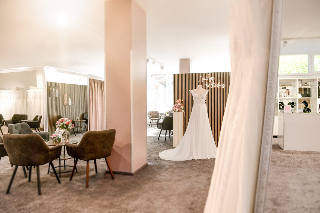 Innenansicht der Brautboutique Neumünster mit Beratungsbereich und Brautkleid