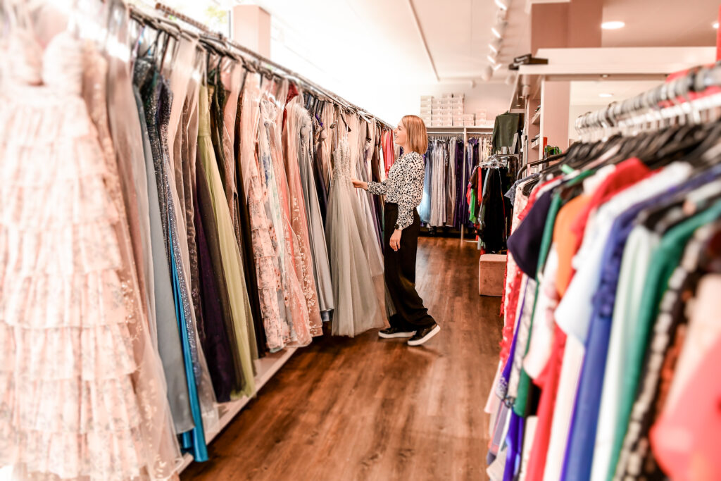 Auswahl an Abendkleidern in der Brautboutique Neumünster