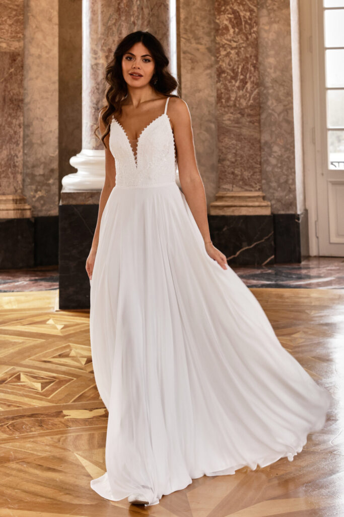 Langes weißes Standesamtkleid mit fließendem Rock und feinen Trägern