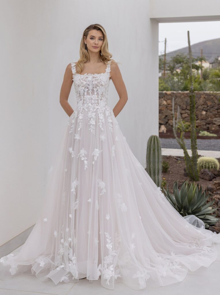 Prinzessinnen-Brautkleid mit floraler Spitze und Tüllrock in der Brautboutique Neumünster
