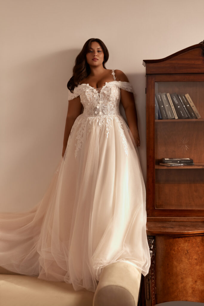 Curvy Brautkleid mit Off-Shoulder-Ausschnitt und Spitze