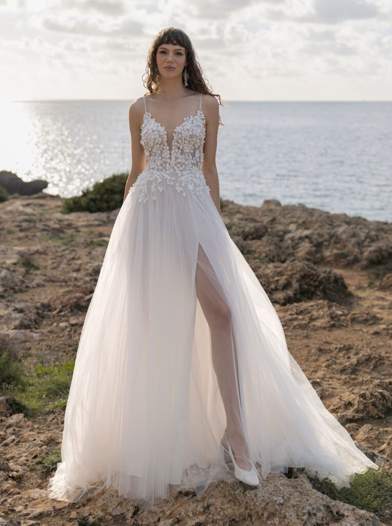 Romantisches Brautkleid mit Spitze und Beinschlitz bei Just Brides Neumünster