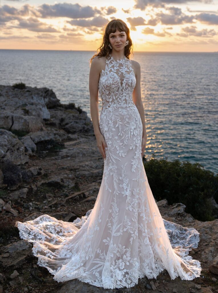 Fit & Flair Brautkleid mit floraler Spitze und Schleppe in der Brautboutique Neumünster