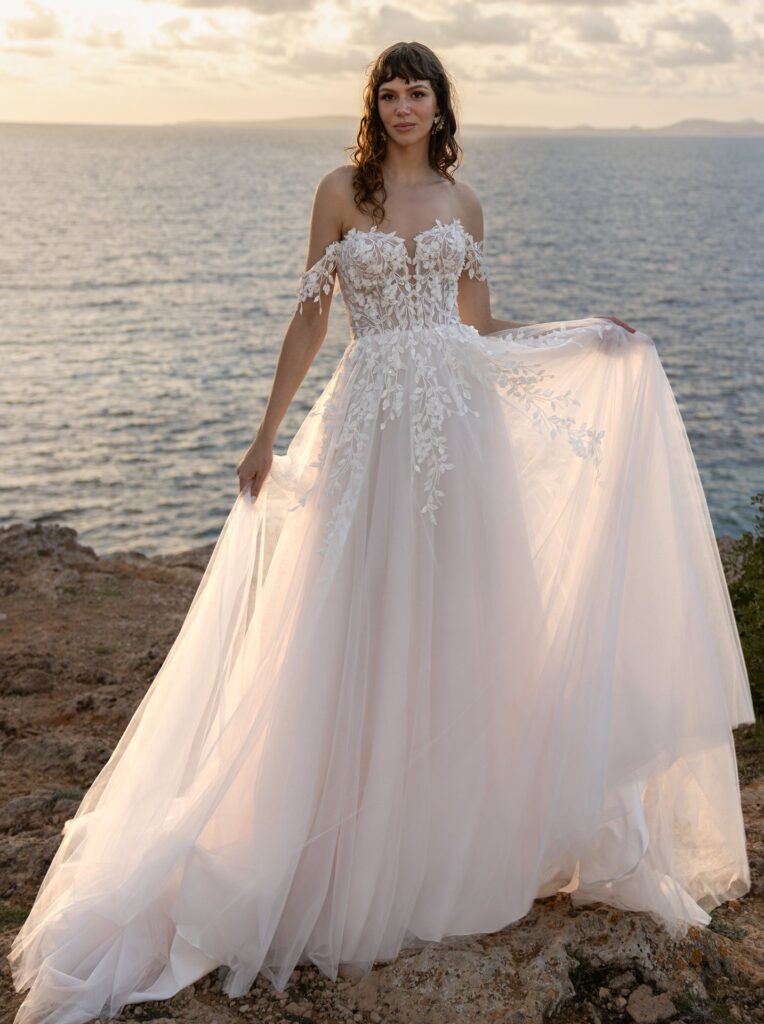Romantisches Prinzessinnen-Brautkleid mit floraler Spitze und Tüllrock in der Brautboutique Neumünster