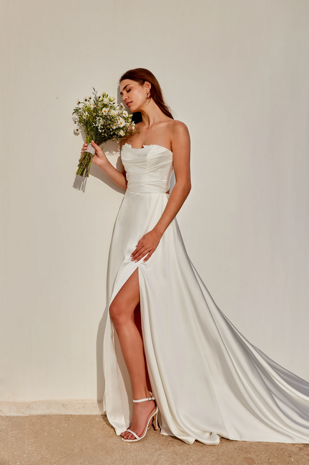 Clean Brautkleid mit Beinschlitz und Brautstrauß