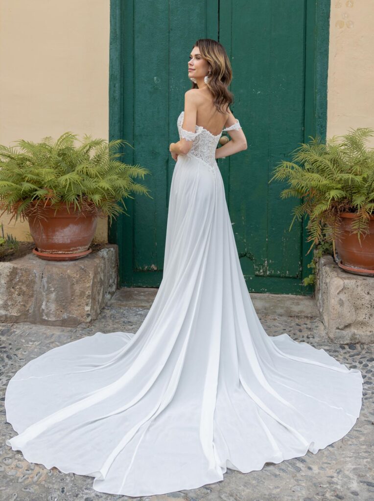 A-Linie Brautkleid mit Spitzenoberteil und elegantem Rückenausschnitt in der Brautboutique Neumünster