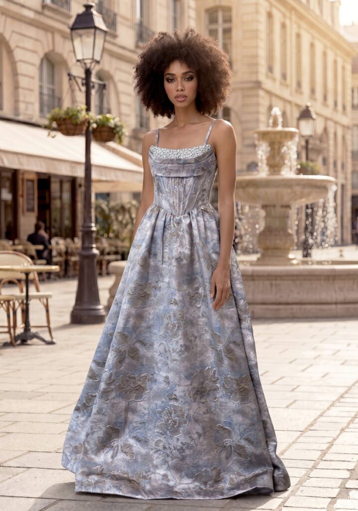 Abendmode Neumünster – elegantes Abendkleid in Silber mit floralem Muster