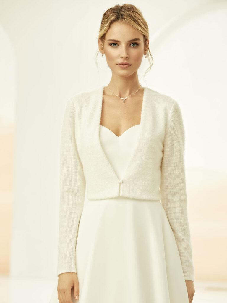 Braut mit eleganter Brautjacke als Accessoire zum Brautkleid