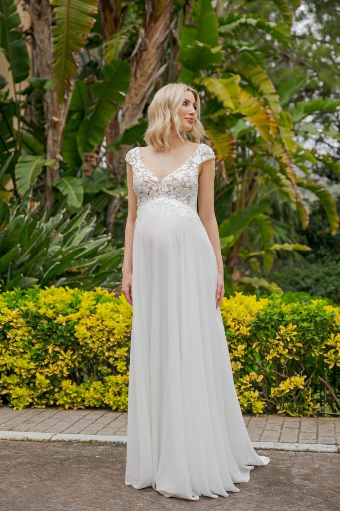 Braut im MOM Umstandsbrautkleid mit Spitze und fließendem Rock