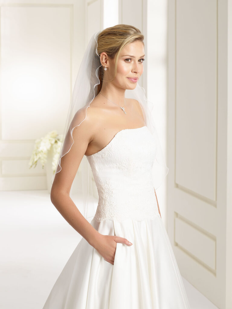 Brautaccessoires Neumünster – Braut mit elegantem Schleier und Schmuck