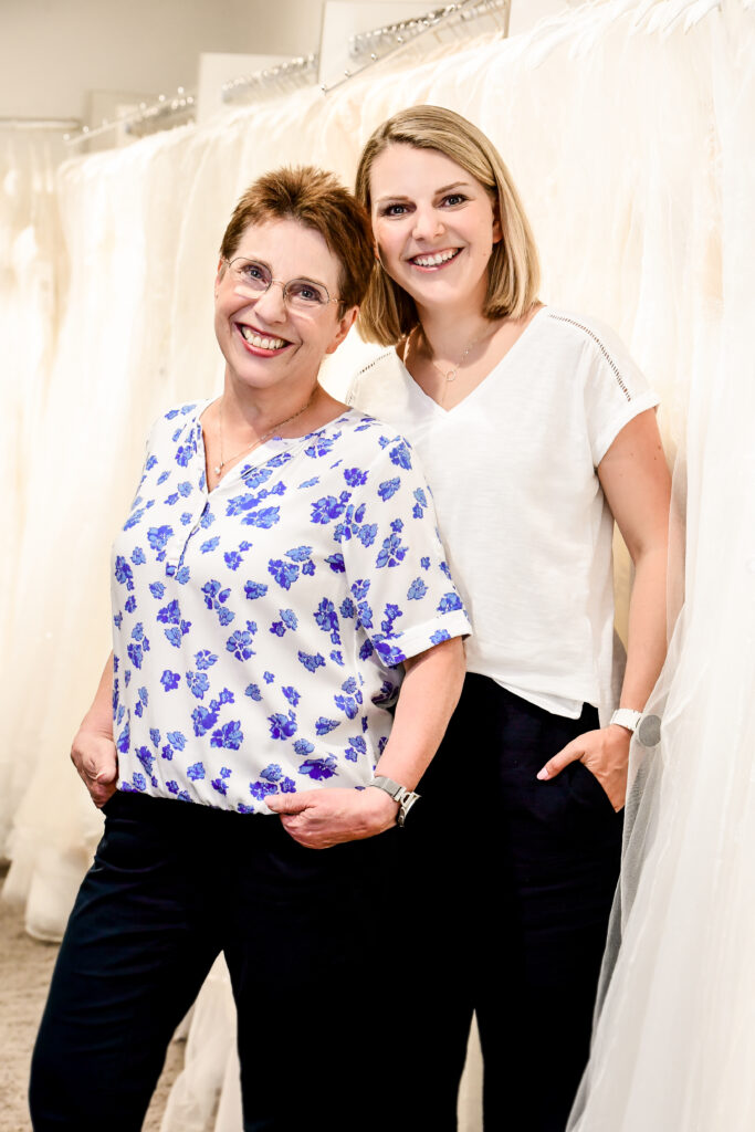 Sarah und Christiane vom Team der Brautboutique Neumünster