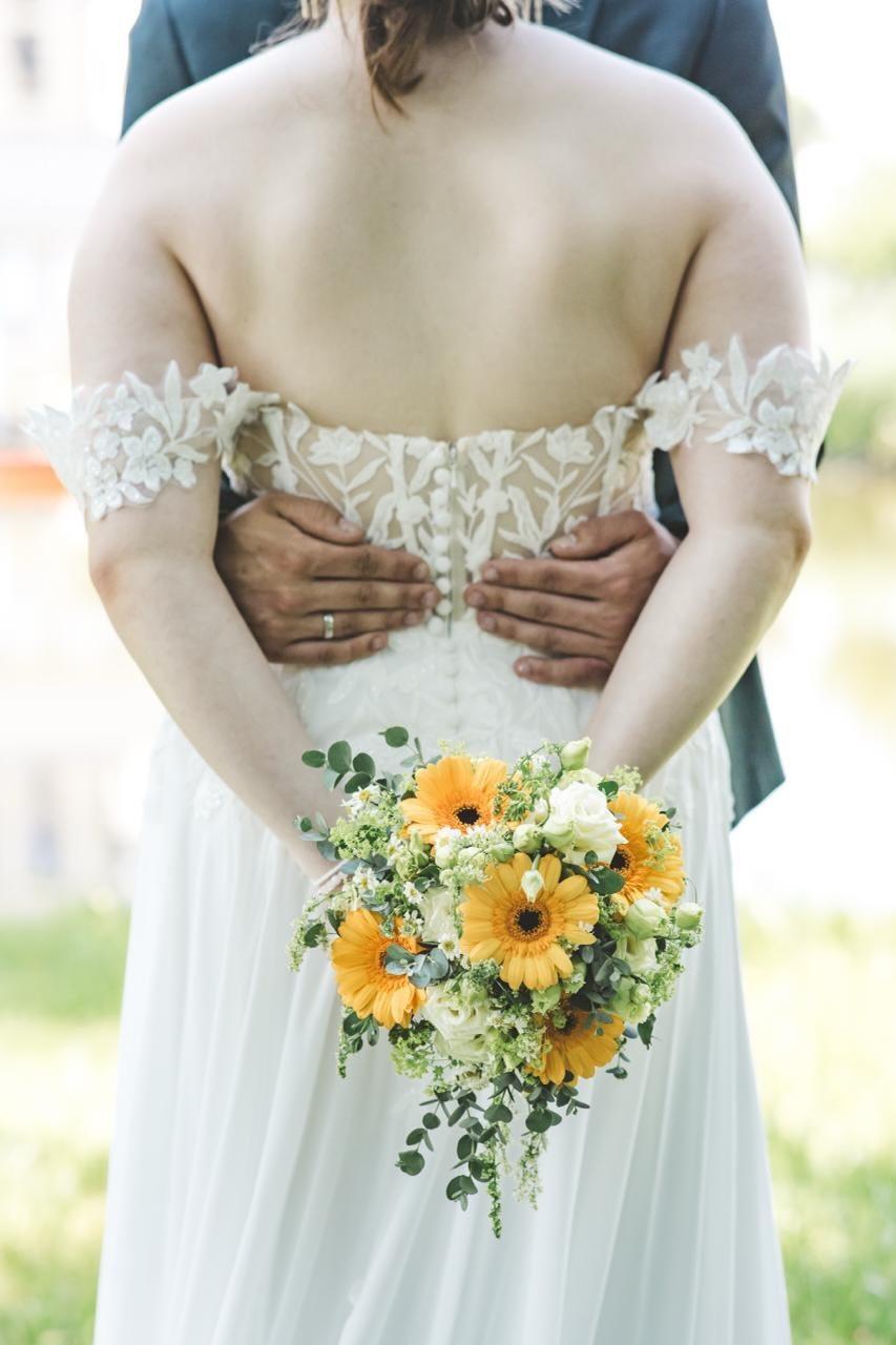 Brautpaar mit Brautstrauß bei der Hochzeit