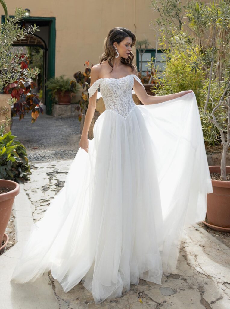 Elegantes Prinzessinnen-Brautkleid mit Corsage und weitem Tüllrock in der Brautboutique Neumünster