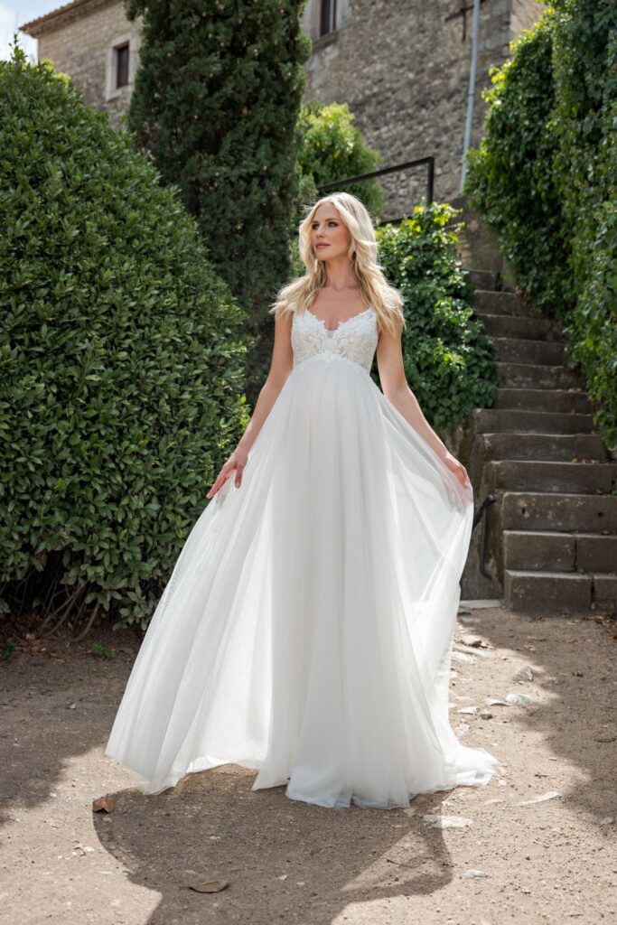 Fließendes MOM Brautkleid mit Spitzenoberteil und weitem Roc